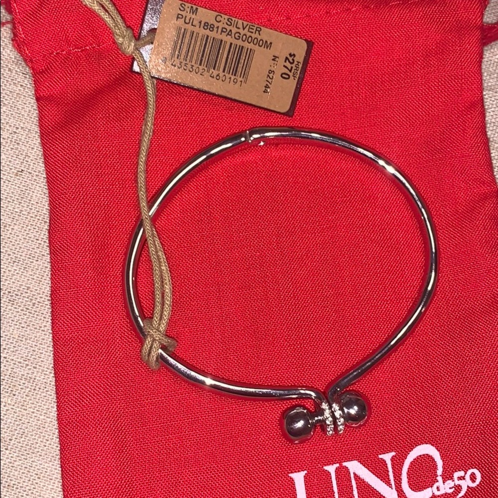 UNO de 50 1by ATTRACTION Silver Hinged Bracelet - Picture 2 of 9